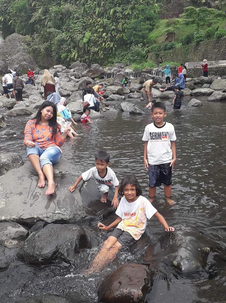 Anak-anak bermain di sungai. Photo by Ari