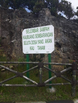 Ilustrasi: Peringatan Buang Sampah di Tangkuban Perahu Jawa Barat (17/05/15). Sumber: Pribadi
