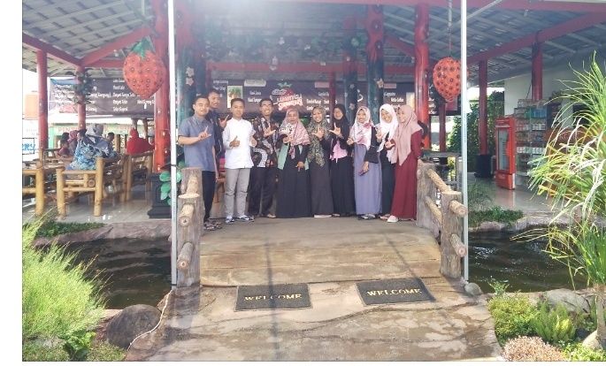Komunitas literasi, KPK. Mengawali pertemuan di Kafe Sawah Pujon Malang
