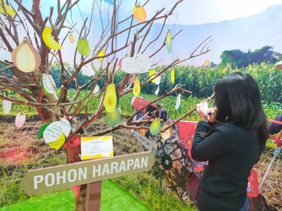 Pengunjung diberi ijin untuk mengisi pohon harapan | Foto: Efa Butar butar