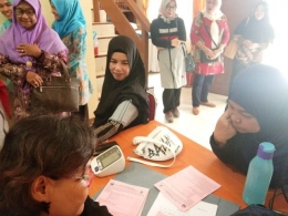 Hj Sri Dewi Yanti memeriksakan kesehatan pada petugas untuk mengetahui tekanan darahnya yang menjadi bagian proses donor darah.