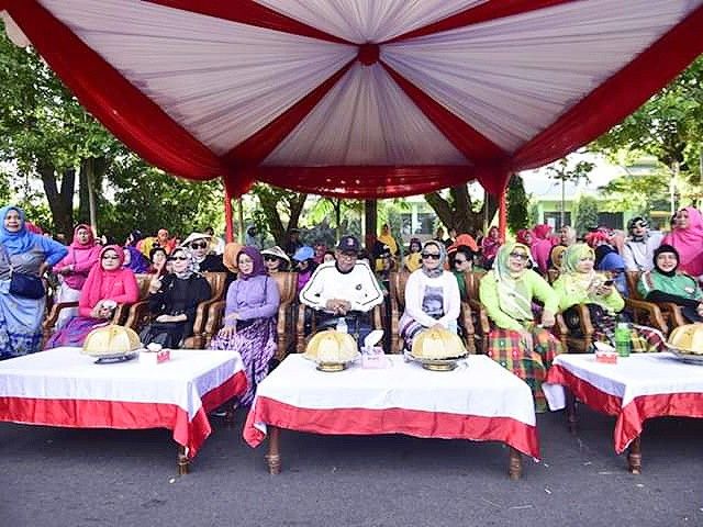Ketua Dekranasda SulSel (baju putih) bersama Gubernur SulSel pada Festival Sarung SulSel 2019 (21/04/19).