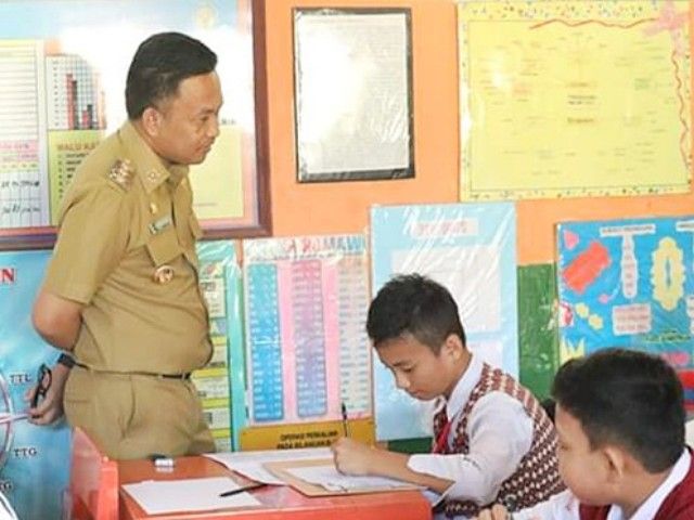 Bupati Bantaeng meninjau pelaksanaan UNBK tingkat SMP/MTs Tahun 2019 di Bantaeng (22/04/19).
