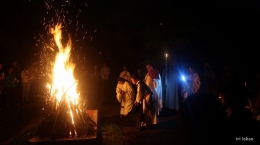 Api Lilin Paskah dinyalakan dari api unggun (dokumentasi pribadi)