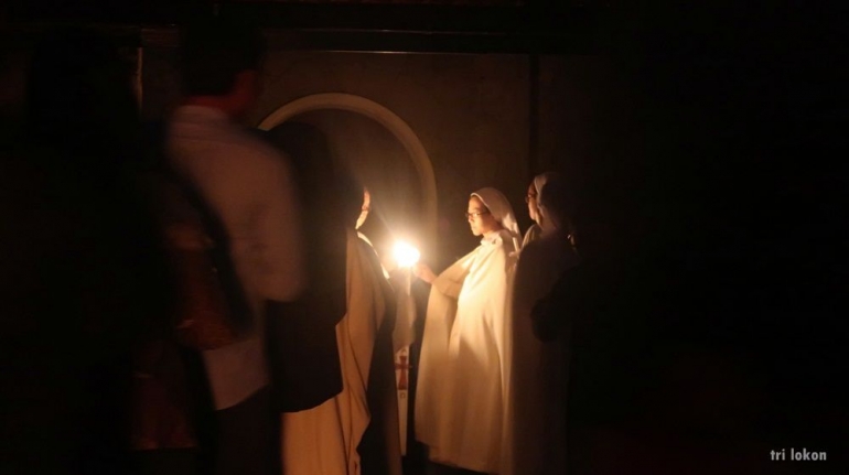 Dari cahaya Kristud, umat menyalakan lilin (dokumentasi pribadi)