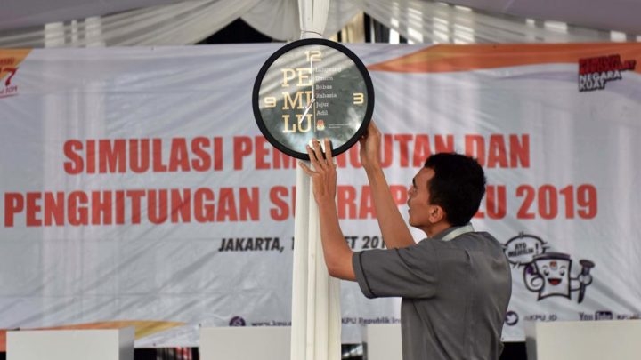 Ilustrasi: Petugas Kelompok Penyelenggara Pemungutan Suara (KPPS) menyiapkan pernak-pernik dalam Simulasi Pemungutan dan Penghitungan Suara Pemilu Serentak 2019 di halaman parkir Gedung Komisi Pemilihan Umum (KPU) Jalan Imam Bonjol, Jakarta Pusat, Selasa (12/3/2019).  | Foto: KOMPAS/WAWAN H PRABOWO 