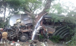 Bus Pariwisata City Trans Utama bernopol B 7326 TGB yang mengangkut 47 Pelajar dan 2 Guru MAN 3 Ciracap menabrak pohon randu yang berada di pinggir jalan sepulang melaksanakan study tour dari Bandung Jawa Barat. // dokpri