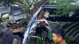 Bus Pariwisata City Trans Utama bernopol B 7326 TGB yang mengangkut 47 Pelajar dan 2 Guru MAN 3 Ciracap menabrak pohon randu yang berada di pinggir jalan sepulang melaksanakan study tour dari Bandung Jawa Barat.// dokpri