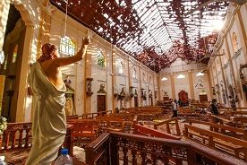 Pejabat memeriksa Gereja St Sebastian yang rusak setelah beberapa ledakan menargetkan gereja dan hotel di seluruh Sri Lanka pada 21 April 2019 di Negombo, utara Kolombo, Sri Lanka.Chamila Karunarathne | Agensi Anadolu | Getty Images