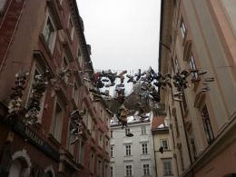 Puluhan sepatu digantung di atas jalan Dokumentasi asita)
