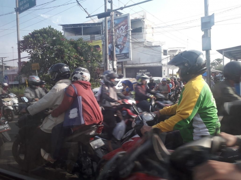 Macet di perjalanan. Photo by Ari