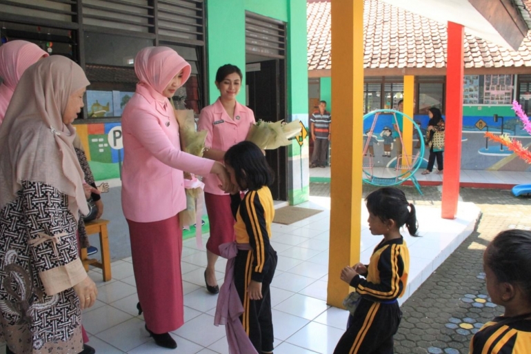 Suasana kunjungan Ketua Bhayangkari Jakarta Barat