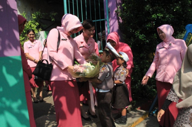 Ketua Bhayangkari Jakarta Barat kunjungi TK Kemala Bhayangkari Palmerah