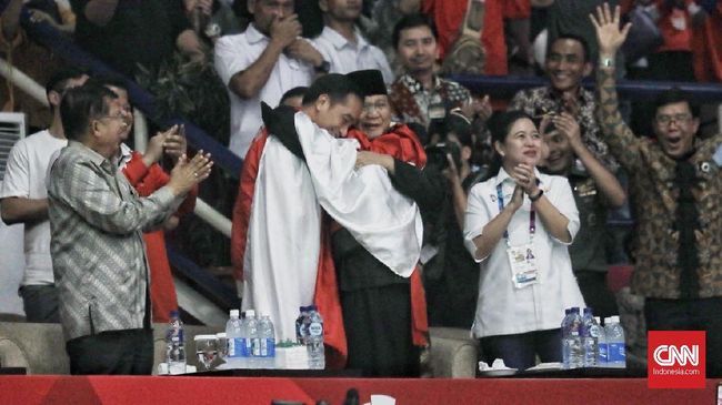 Prabowo dan Jokowi saat penyerahan medali emas pencak silat Asian Games 2018 (sumber foto: CNN Indonesia/Hesti Rika)