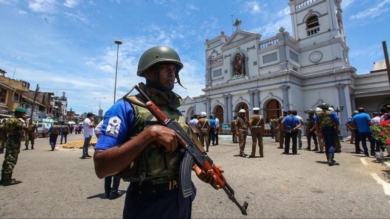 Polisi Sri Lanka berjaga di depan gereja (Sumber Foto: https://www.krdo.com )