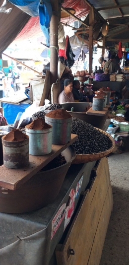 Pedagang di pasar Bolu (Dokumentasi pribadi)