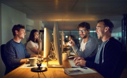 Bekerja hingga larut malam memang menambah durasi jam kerja, tetapi belum tentu meningkatkan produktivitas dan efisiensi kerja. Foto merupakan milik iStock.