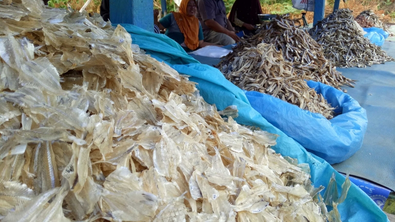 Penjualan ikan asin milik Nuraini di kawasan Desa Ulee Jalan, Kecamatan Banda Sakti Kota Lhokseumawe ramai dikunjungi pembeli yang suka dengan olahan ikan asin, teri, dan udang kering. Foto diambil Selasa (23/04/2019) | Dokumentasi pribadi