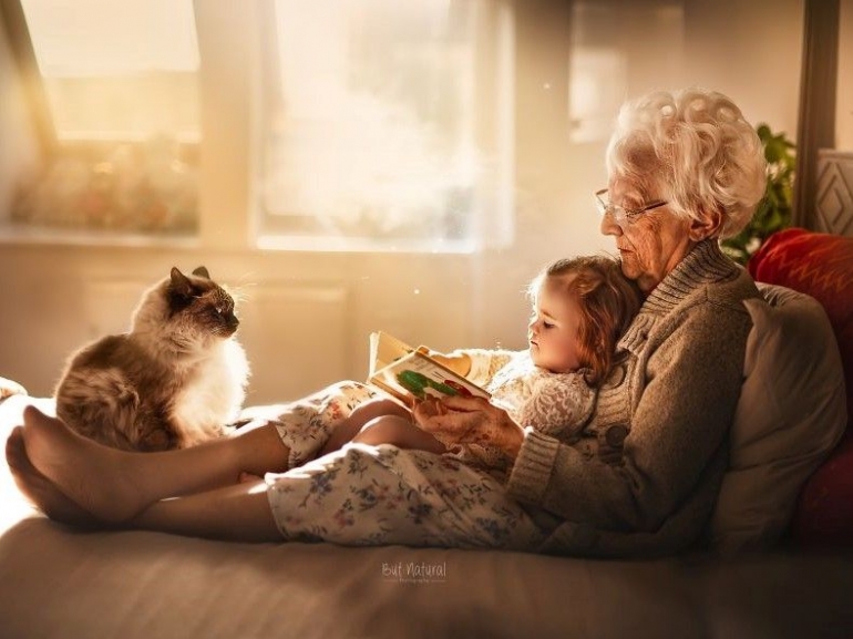 Nenek, Cucu dan Kucing. Ilustrasi : www.boredpanda.com