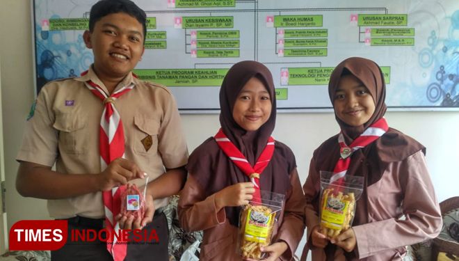 siswa-siswi bangga pamerkan produk olahan-timesindonesia.co.id