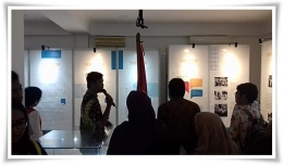 Pemandu Museum Sumpah Pemuda menjelaskan materi pameran kepada para undangan (Dokpri)
