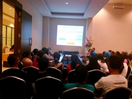 Sesi Revolusi Industri 4.0 dan Pendidikan oleh Dr. Yulianti Siantajani kepada Para Mentor dna Petugas Lapangan YAO di Hotel Neo Kupang | dokpri