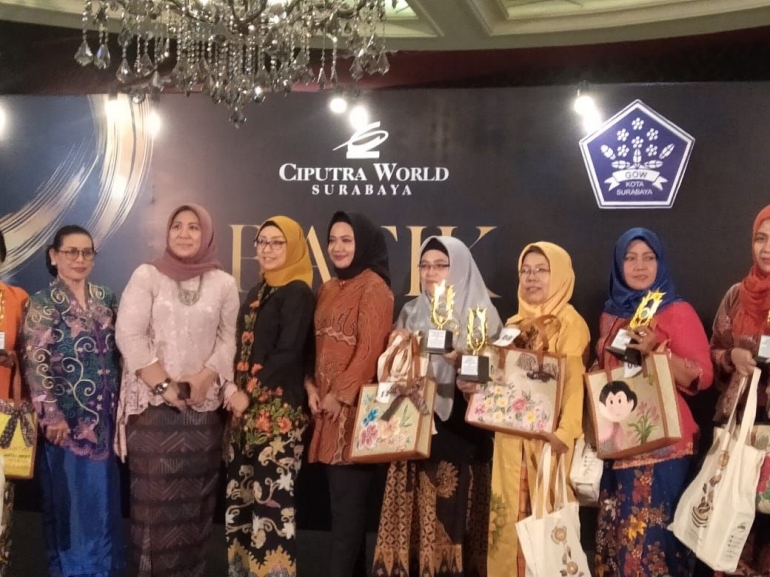 Persit KCK Cabang LI Kodim 0832 Surabaya Selatan di acara Gabungan Organisasi Wanita dalam rangka Hari Kartini Tahun 2019 di Ciputra World Surabaya/Dokpri