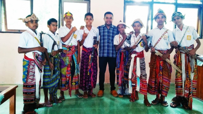 Dokpri: Siswa SMP Negeri Satu Atap Oemasi Desa Mauleum Kecamatan Amanuban Timur mengenakan pakaian adat tenunan Amanuban.