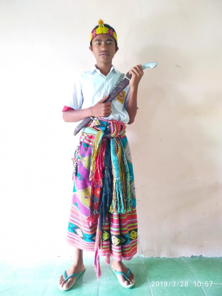 Dokpri: Salah satu siswa SMP Negeri Satu Atap Oemasi Desa Mauleum Kecamatan Amanuban yang mengenakan Selimut dari Kain Tenunan Saeb
