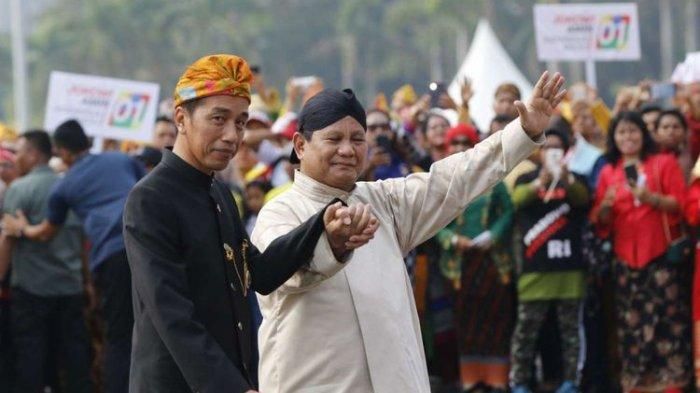 Capres urut 1 Joko Widodo dan nomor urut 2 Prabowo Subianto berjalan bersama pada Deklarasi Kampanye Damai dan Berintegritas di Kawasan Monas, Jakarta, Minggu (23/9/2018)/TribunNews.com