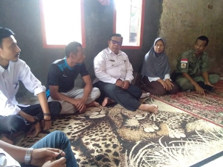 Camat Simpenan memberikan santunan kepada keluarga pamsung yang meninggal saat persiapan pemilu 2019 // foto dokpri