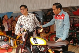 Presiden Jokowi dan Menteri Perindustrian Airlangga Hartarto di IIMS 2018 (KOMPAS.com/Ihsanuddin) 