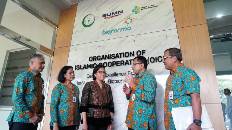 Menteri Keuangan RI Sri Mulyani didampingi oleh Direktur Utama Bio Farma M. Rahman Roestan (kedua dari kanan), Direktur Pemasaran Bio Farma, Sri Harsi Teteki (kedua dari kiri), Direktur Keuangan Bio Farma, Pardiman (Kanan) dan Direktur SDM & Umum, Disril Revolin Putra (Kiri) mengunjungi fasilitas penelitian vaksin dan produk bioteknologi di fasilitas Penelitian dan Pengembangan Bio Farma (26/4)