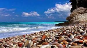 Gambar 2. Pantai Kolbano dengan batu warnanya. Sumber https://www.viva.co.id 