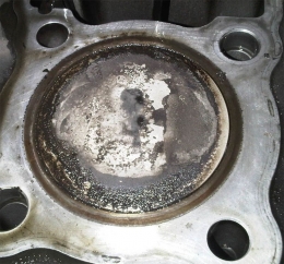 Kerak karbon di mesin (Foto;www.rpmsuper.wordpress.com)