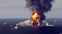 Ledakan Deepwater Horizon di Amerika 2010 (Sumber: voaindonesia.com)