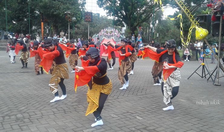 Pertunjukan Tari Tradisional Mahasiswa UM pada Hari Tari Pertunjukan Tari Tradisional Mahasiswa UM pada Hari Tari