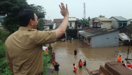 Ahok menyapa warga Jakarta Timur yang kebanjiran