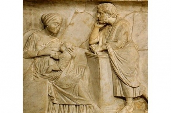 Sebuah bantuan dari sarkofagus AD abad kedua menggambarkan menyusui. / Foto : Louvre(Sumber: historyextra.com)