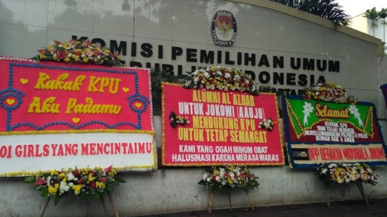 Kantor Komisi Pemilihan Umum (KPU) di Jalan Imam Bonjol, Menteng, Jakarta Pusat, sejak Sabtu (20/4/2019) pagi, dihiasi karangan bunga.(Foto: iNews.id/ Ilma De Sabrini).
