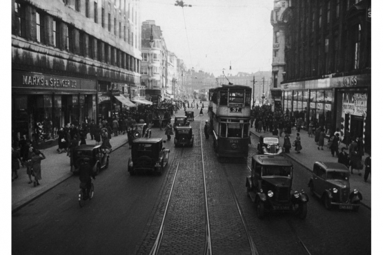 Market Street di Manchester, Inggris, 1938, dengan kendaraan mengemudi di sebelah kiri. /Foto : Kurt Hutton