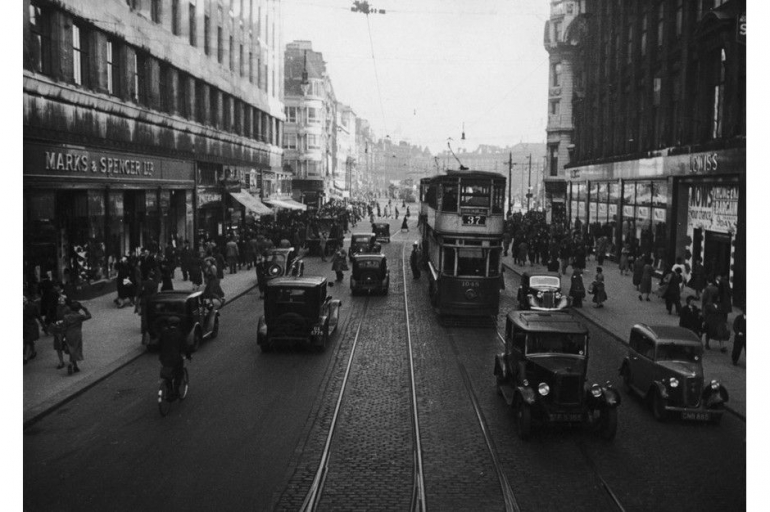 Market Street di Manchester, Inggris, 1938, dengan kendaraan mengemudi di sebelah kiri. /Foto : Kurt Hutton
