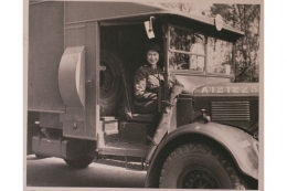 Putri Elizabeth mengendarai ambulans selama dinas perangnya di ATS selama Perang Dunia Kedua. /Foto : Bryn Colton