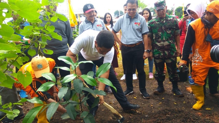 Danramil 07/Kembangan Kapten Inf Misin MD menyaksikan penanaman pohon oleh Walikota Adm. Jakarta Barat Drs. H. Rustam Efendi, M.Si