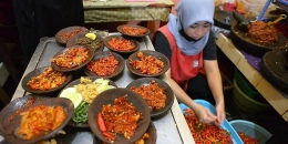 Juru masak menyiapkan sambal di dapur Waroeng Spesial Sambal, Jalan Colombo, Sleman, DI Yogyakarta.(KOMPAS/FERGANATA INDRA RIATMOKO)