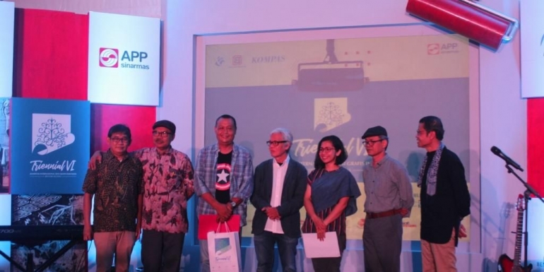 Pemenang penghargaan khusus dari Indonesia foto bersama dewan juri