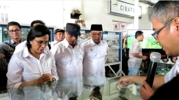 Menteri Keuangan, Menteri Perhubungan dan Gubernur Jawa Barat meninjau Stasiun Cibatu. (Foto: Tempo.co)