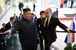 Presiden Rusia Vladimir Putin dan Pemimpin Korea Utara Kim Jong Un di Universitas Federal Timur Jauh Vladivostok Kamis (25/4/2019). (AFP/SPUTNIK/ALEXEY NIKOLSKY) | Kompas.com