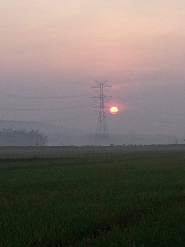 Photo matahari terbit di kampung halaman. Photo by Ari