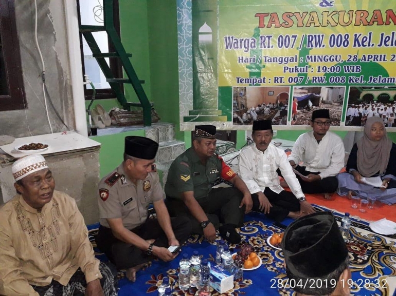 Babinsa Koramil 03/GP Sertu Efrizal mengahdiri tasyakuran, peringatan isrami'raj dan santunan yatim di lokasi eks kebakaran RW.08 Jelambar
